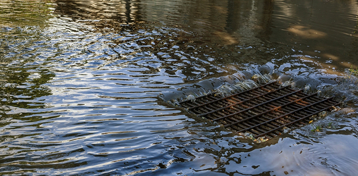 Cómo instalar rejillas de drenaje pluvial