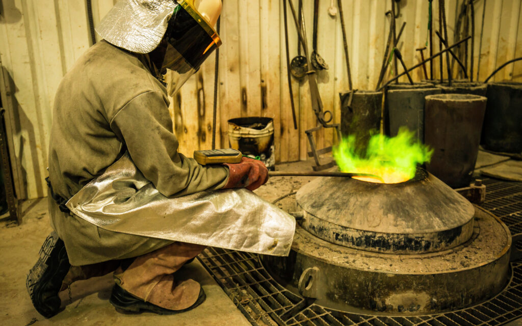 Trabajador realizando materiales compuestos
