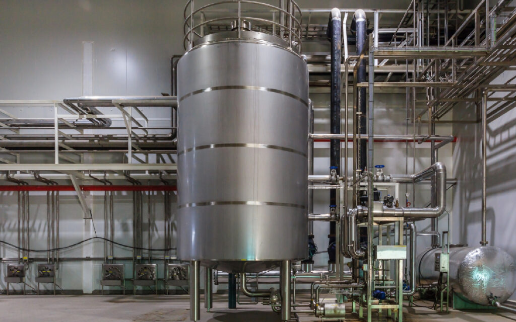 Primer plano de unos tanques de mezcla Primer plano de unos tanques de mezcla