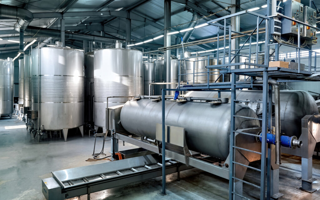 Fabrica y adentro unos tanques abiertos Fabrica y adentro unos tanques abiertos