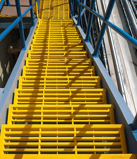 Vista previa de unas escaleras hechas con rejillas pultruidas Vista previa de unas escaleras hechas con rejillas pultruidas