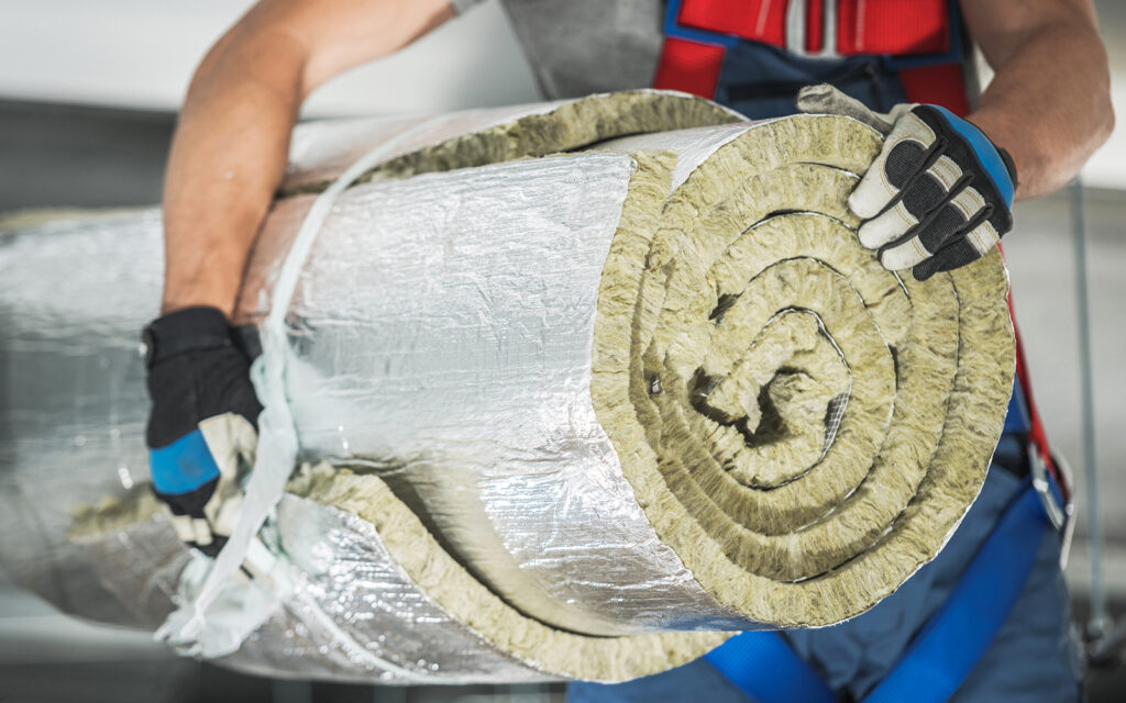 Persona cargando materiales aislantes Persona cargando materiales aislantes