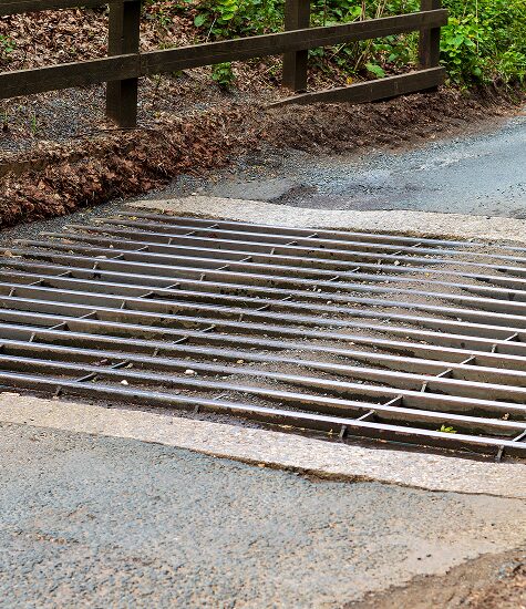 Vista previa de unas escaleras hechas con rejillas pultruidas -