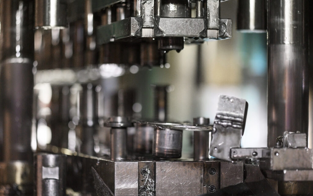 Fotografía del proceso de moldeo por transferencia en primer plano.