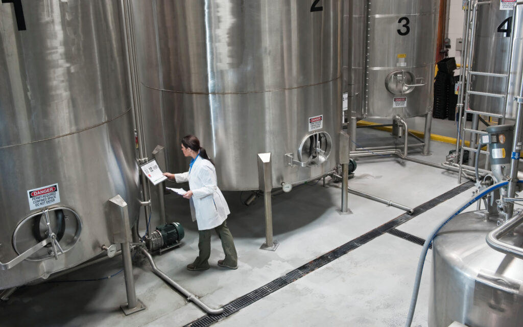 Experta calibrando tanques de almacenamiento