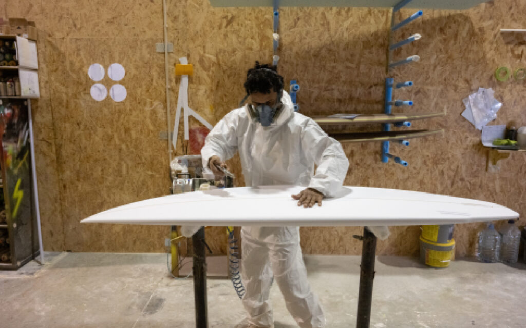 Experto manipulando la fibra de vidrio.