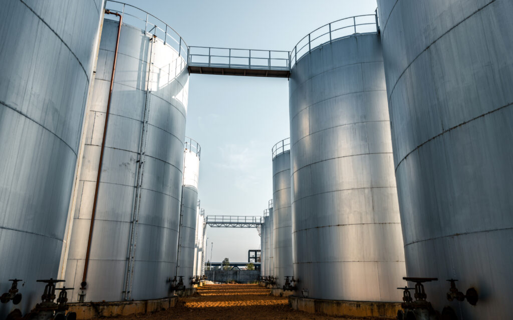 Fotografía sobre tanques de almacenamiento