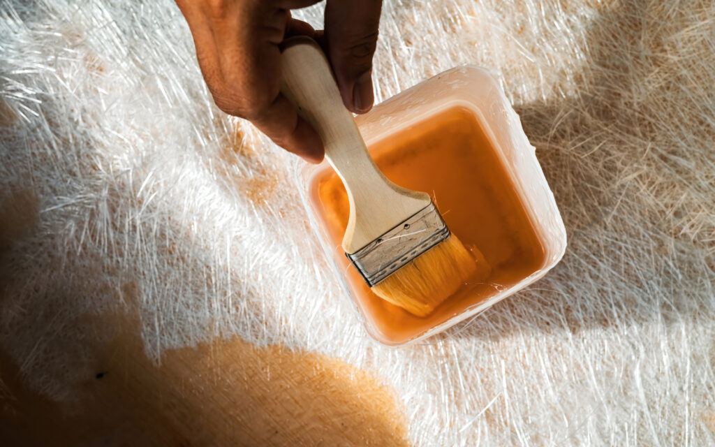 Fotografía de persona impearbilizando autopartes.