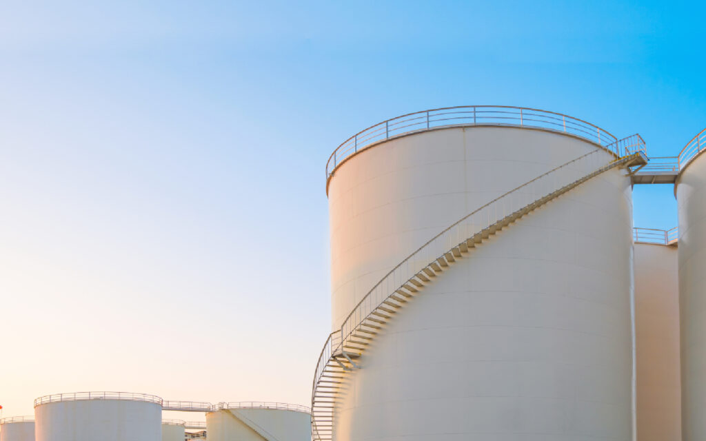 Tanques de almacenamiento en el horizonte