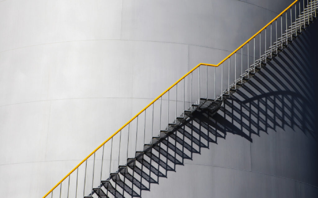 Fotografía de escalera con rejillas tipo Irving.