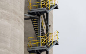 ¿qué escalera es mejor: fibra de vidrio o aluminio?