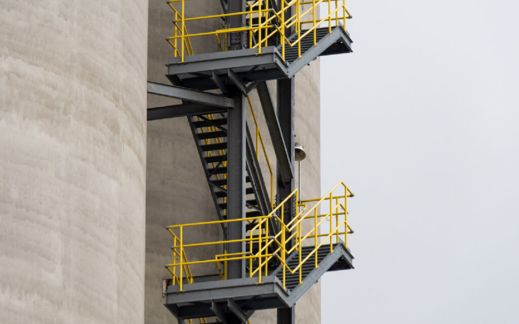 ¿qué escalera es mejor: fibra de vidrio o aluminio?