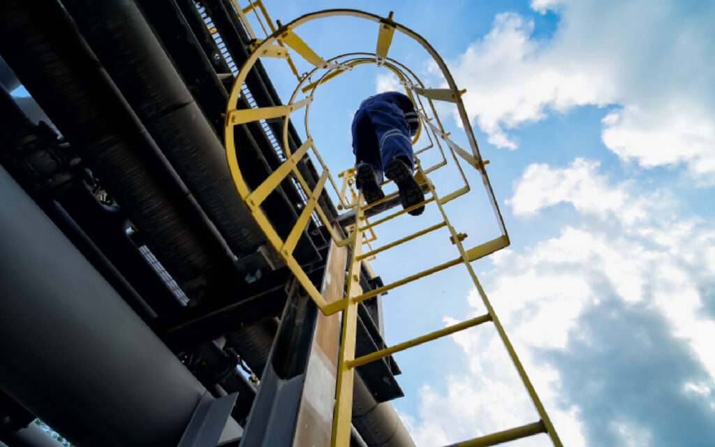 Descubre qué escalera es mejor: fibra de vidrio o aluminio en PLAREMESA