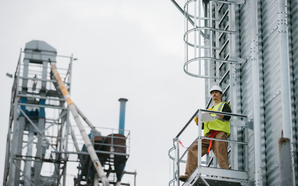 Profesional en escalera de fibra de vidrio.