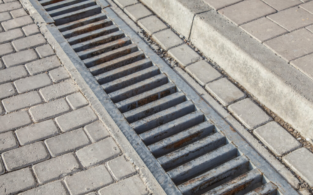 Rejilla hecha para aguas resuduales.